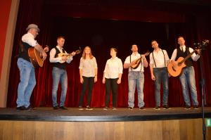 Glej lušno je pr' nas s plesalci in pevci z različnih koncev 6